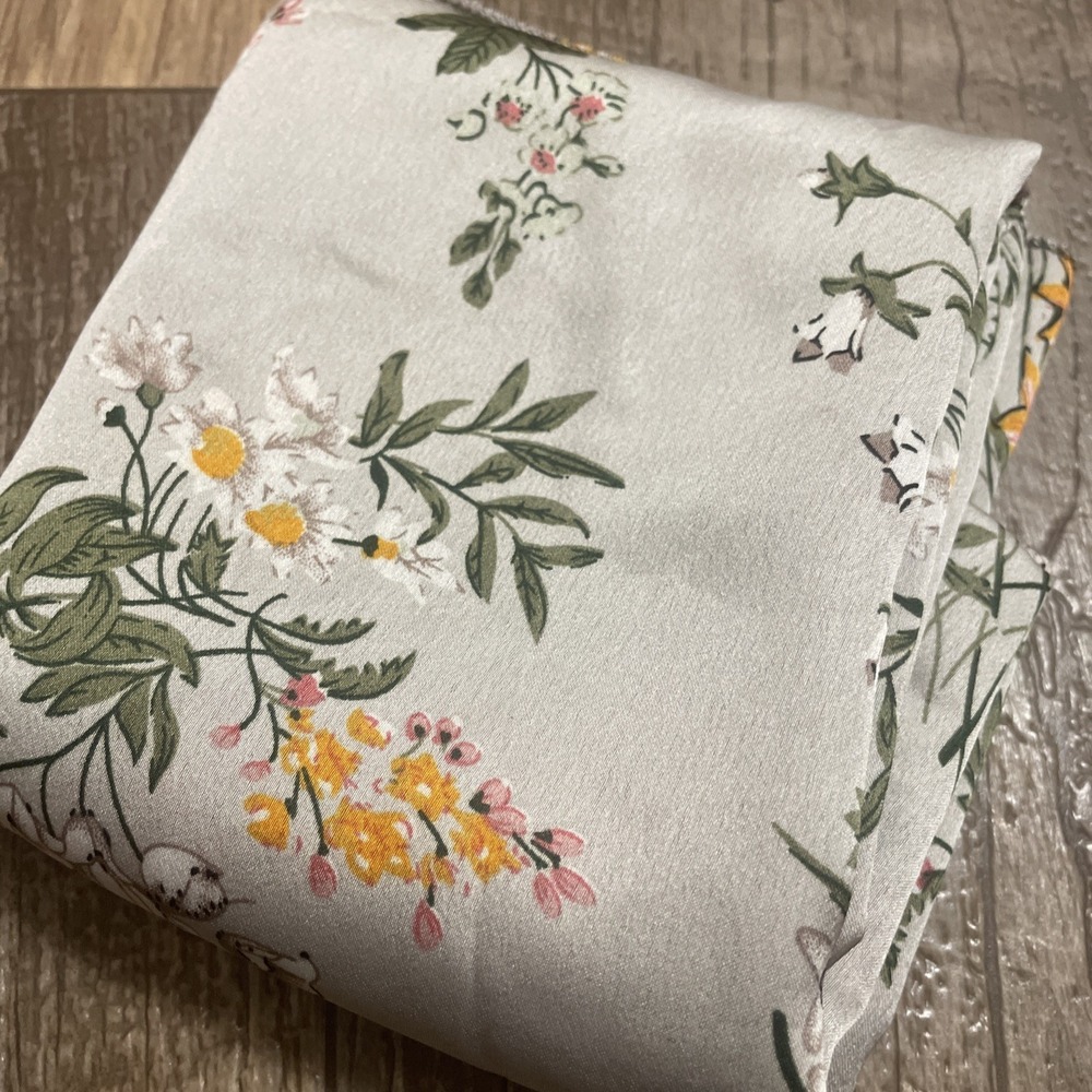 Square 39" Scarf Floral Beige‎ Light Green
